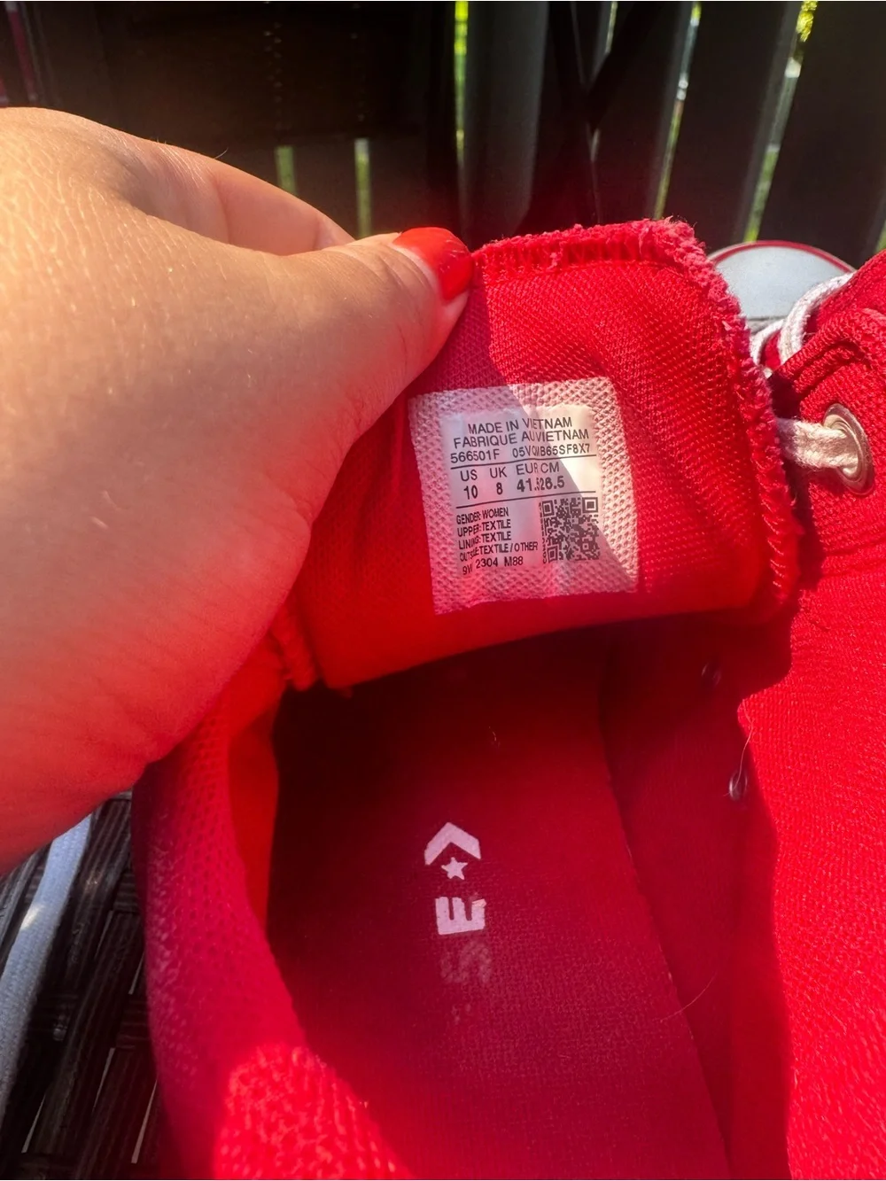 Converse vibrant red